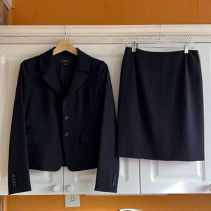 Ann Taylor formal business suit - size 2 blazer and 6P skirt